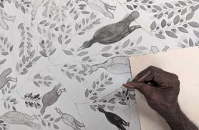 Injalak artist Graham Badari drawing on a plate